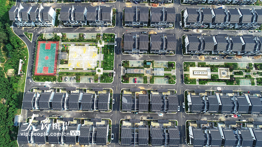 緩やかな斜面に整然と建ち並ぶ新築住宅　浙江省湖州