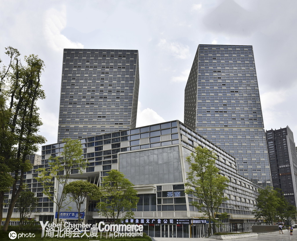 ネットで話題の「歪歪樓（曲がってるビル）」（寫真著作権は東方ICが所有のため転載禁止）。