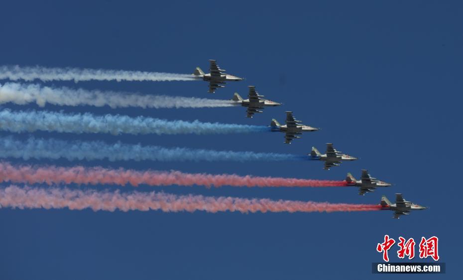 ロシア各地で海軍創(chuàng)設(shè)記念軍事パレード