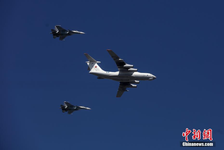 ロシア各地で海軍創(chuàng)設(shè)記念軍事パレード