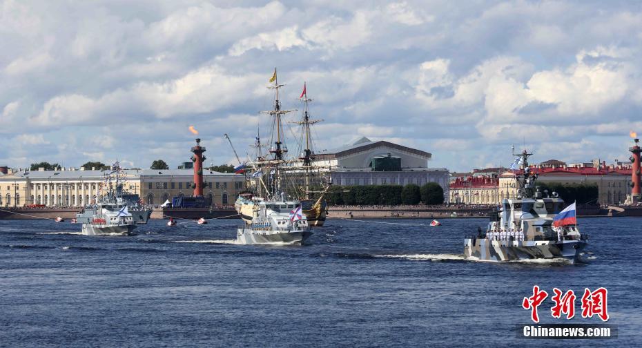ロシア各地で海軍創(chuàng)設記念軍事パレード