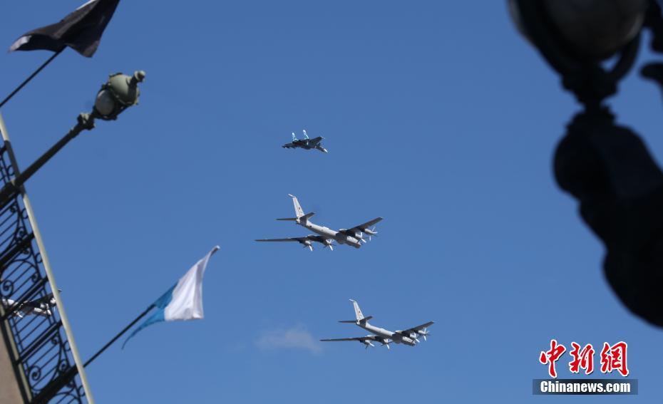 ロシア各地で海軍創(chuàng)設(shè)記念軍事パレード