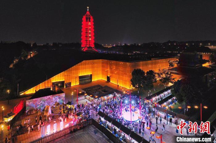 秦淮テイストに満ちた「長乾里潮玩街」。週末の夜に博物館を訪れた観光客は、一味違った博物館の夜を體験（撮影?謝意）。