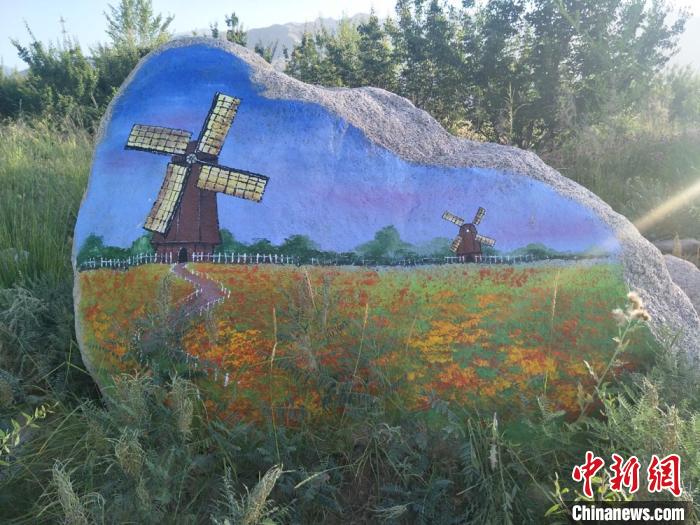 石に描かれた美しい絵が新たな景観生み出す　甘粛省ゴビ砂漠