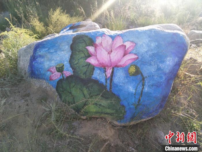 石に描かれた美しい絵が新たな景観生み出す　甘粛省ゴビ砂漠