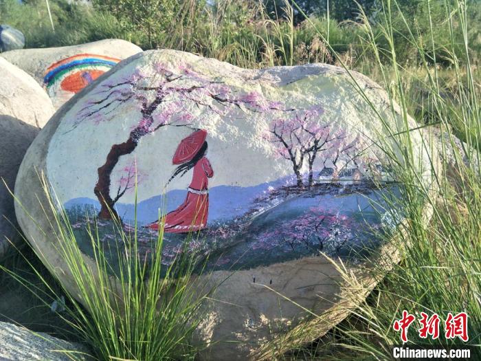 石に描かれた美しい絵が新たな景観生み出す　甘粛省ゴビ砂漠