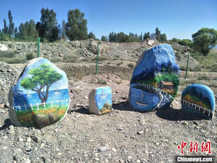 石に描かれた美しい絵が新たな景観生み出す　甘粛省ゴビ砂漠