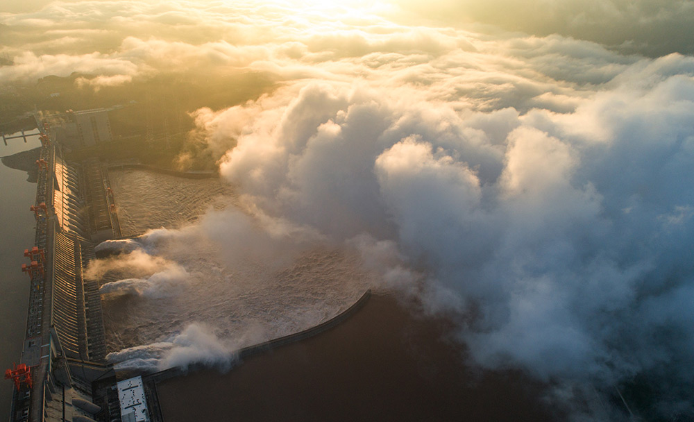 7月26日午後2時、三峽ダムへの流水量は毎秒5萬立方メートルに達し、「長江2020年第3號洪水」が長江上流で発生（撮影?王罡/寫真著作権は人民図片が所有のため転載禁止 ）。