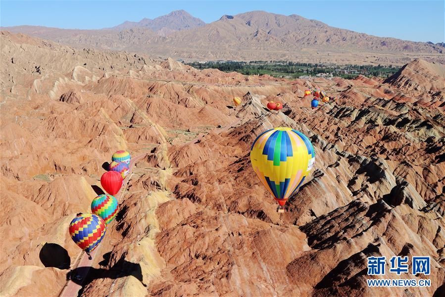 七彩丹霞で熱気球イベント開催　甘粛省張掖