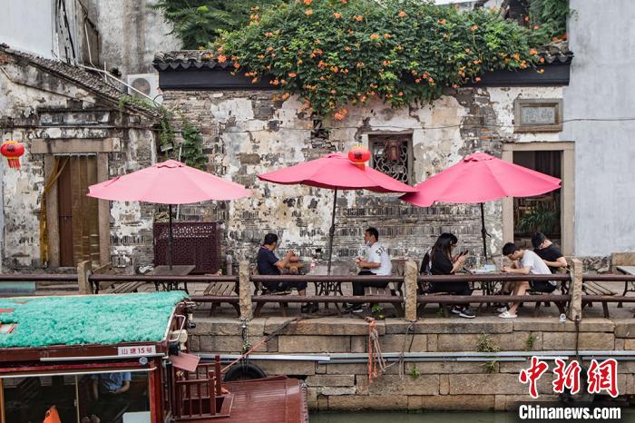 蘇州山塘街で江南の趣を堪能する人々　江蘇省