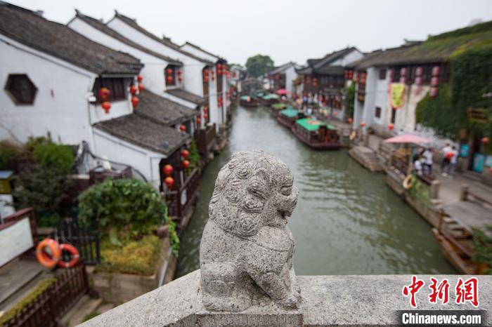 蘇州山塘街で江南の趣を堪能する人々　江蘇省