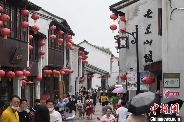 蘇州山塘街で江南の趣を堪能する人々　江蘇省