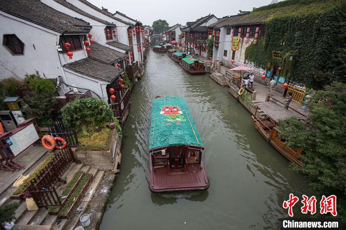 蘇州山塘街で江南の趣を堪能する人々　江蘇省