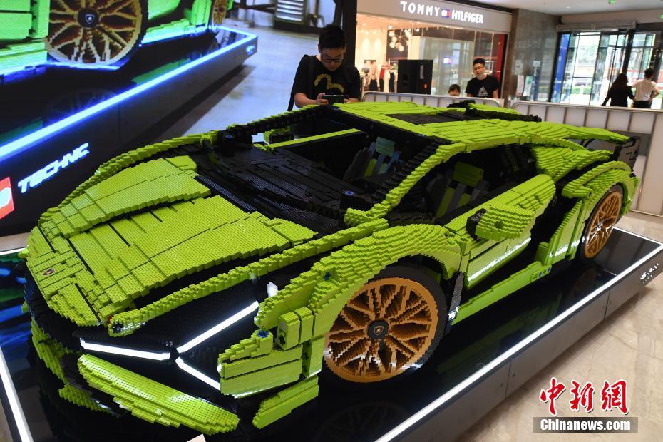 7月28日、蘭州センターに展示されたレゴ版「ランボルギーニ」（撮影?楊艶敏）。