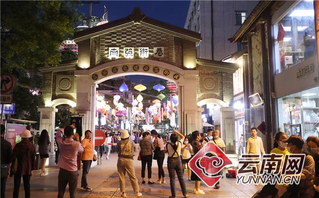 雲(yún)南省昆明南強(qiáng)自由市場に「深夜食堂」街がオープン