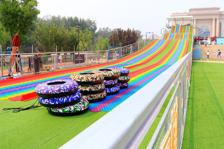 7月28日、北京華煕LIVE?五棵松軽探検楽園で、「レインボースライダー」を楽しむ市民 (寫真著作権はCFP視覚中國が所有のため転載禁止)。