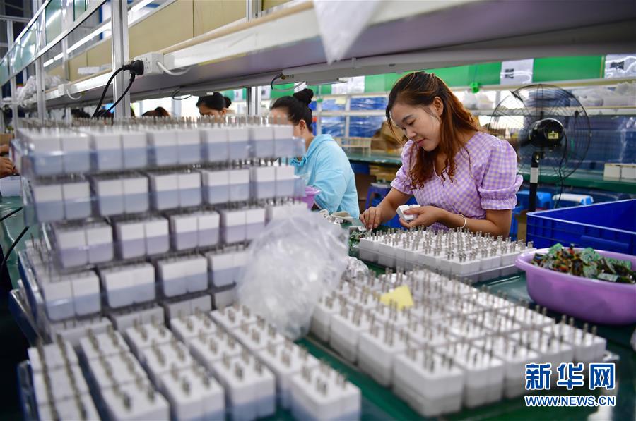 7月25日、陝西省漢陰県澗池鎮(zhèn)紫雲(yún)南郡にある貧困者移転先コミュニティのコミュニティ工場で、プラグの加工作業(yè)を行う住民（撮影?邵瑞）。