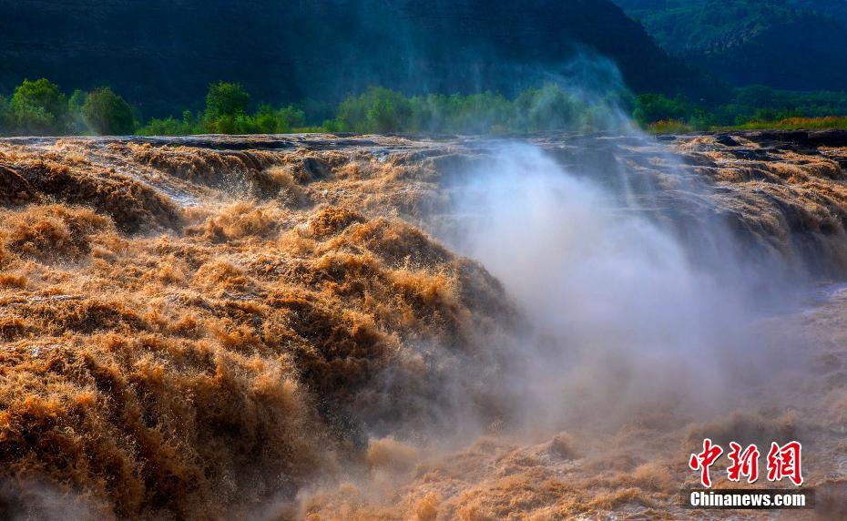 一年で最も暑い時期である「三伏」に入り、鑑賞のベストシーズンを迎えた黃河壺口瀑布（撮影?蘭華）。