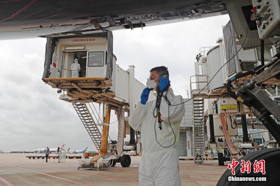酷暑の中で感染癥対策の完全閉鎖型管理実施　上海浦東空港