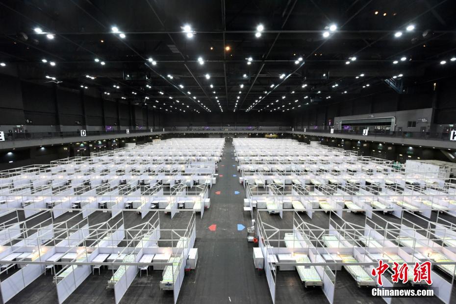 入院患者は、男女別に中央から左右に分かれベッドが割り當(dāng)てられており、床には男女別を示すマークが貼られている（撮影?李志華）。