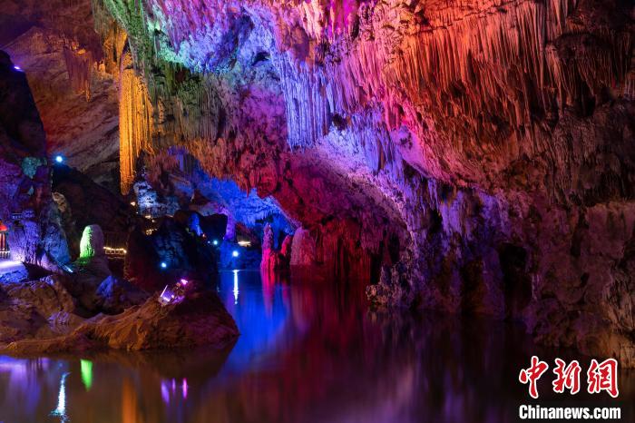 「地下仙宮」と讃えられる雪渓洞の美しい風(fēng)景（撮影?George Doupas）。