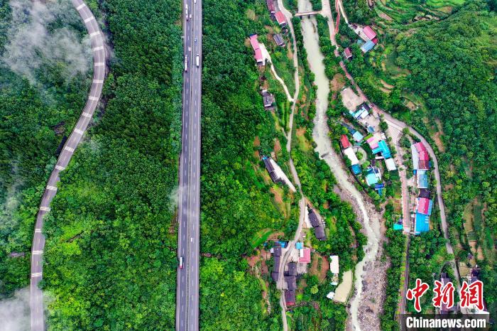 國內(nèi)外著名カメラマンが四川省朝天で撮影ツアー