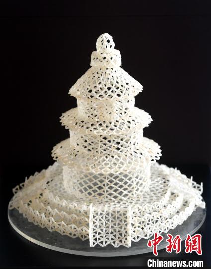 米粒をつないで作ったオンドリやカニ！無形文化遺産の「高樓米線」