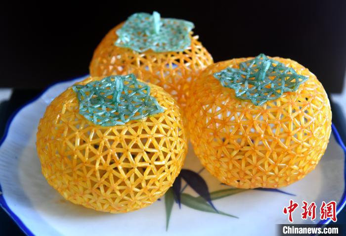 米粒をつないで作ったオンドリやカニ！無形文化遺産の「高樓米線」