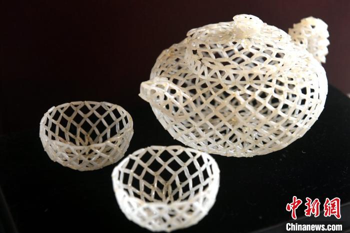 米粒をつないで作ったオンドリやカニ！無形文化遺産の「高樓米線」