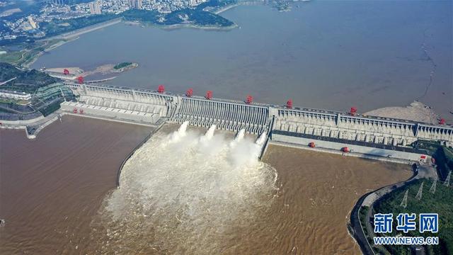 8月1日、ゲート4門から放水する三峽ダム。ゲートの數(shù)は前日より2門減り、下流への流出量を毎秒3萬4500立方メートルまで制御（ドローンによる撮影?文桭効）。