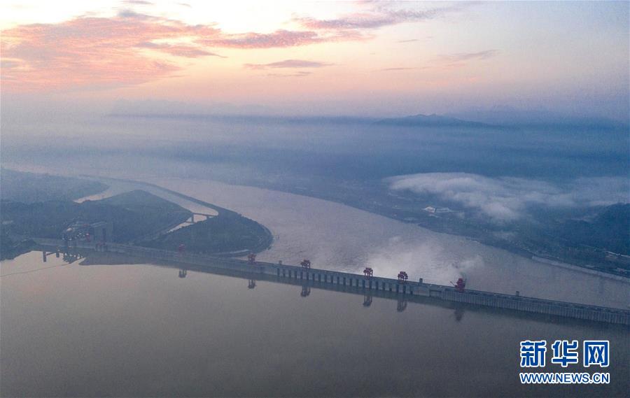 長(zhǎng)江中?上流ダム群、洪水調(diào)整でせき止めた総水量は300億立方メートル以上