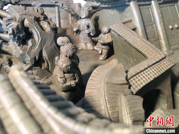 リアルな彫刻が施された重さ1トンの「紅樓夢(mèng)硯」　甘粛省