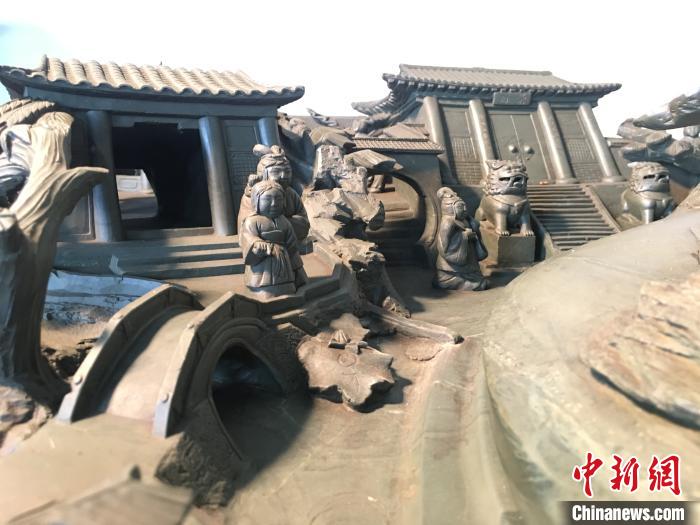 リアルな彫刻が施された重さ1トンの「紅樓夢硯」　甘粛省