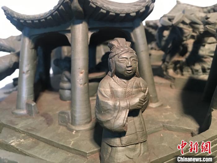 リアルな彫刻が施された重さ1トンの「紅樓夢硯」　甘粛省