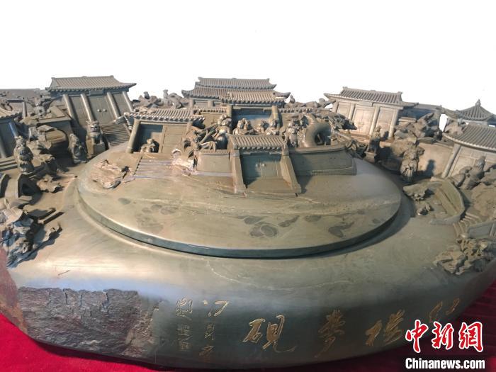 リアルな彫刻が施された重さ1トンの「紅樓夢(mèng)硯」　甘粛省