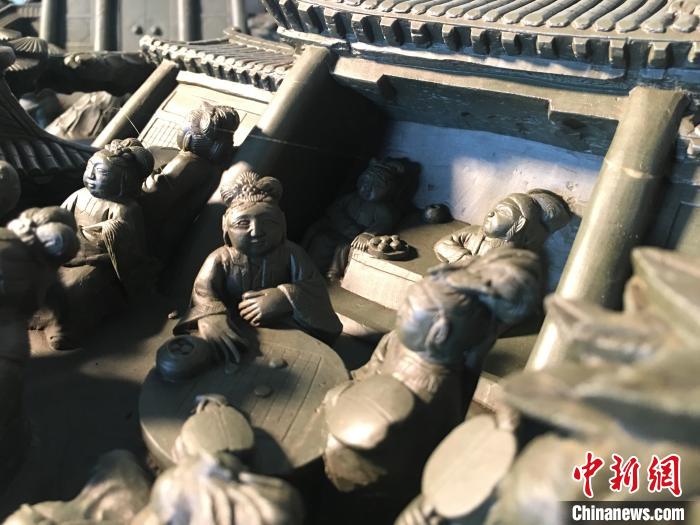 リアルな彫刻が施された重さ1トンの「紅樓夢硯」　甘粛省