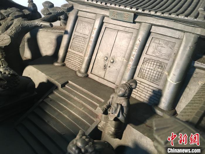 リアルな彫刻が施された重さ1トンの「紅樓夢硯」　甘粛省