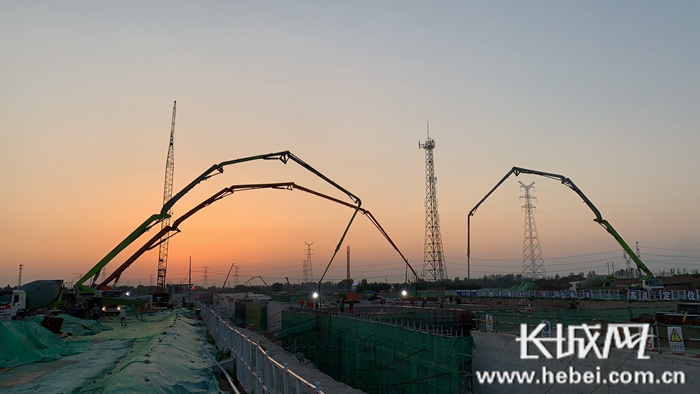 雄安新區(qū)、高溫?猛暑と闘い　晝夜通じて進(jìn)められる重點(diǎn)プロジェクト建設(shè)