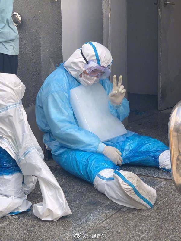 お疲れ様！36度の酷暑日に防護服で働く警察官、氷を抱えてクールダウン