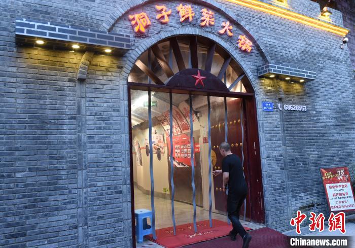 防空壕を利用した火鍋店でひんやりアツアツ！　猛暑続く重慶市