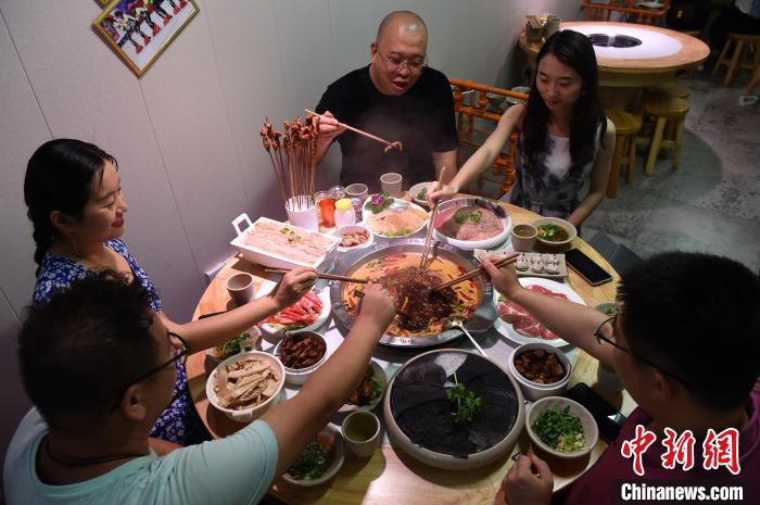 防空壕を利用した火鍋店でひんやりアツアツ！　猛暑続く重慶市
