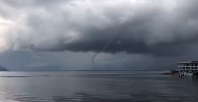 雲(yún)南省大理の湖で水上竜巻発生　回転しながら湖面を移動(dòng)