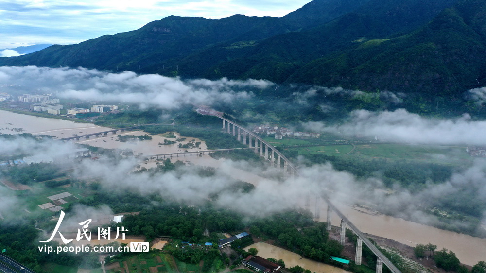 雲(yún)霧を貫き永安渓を飛び越えようとする「巨竜」のような鉄道高架橋　浙江省