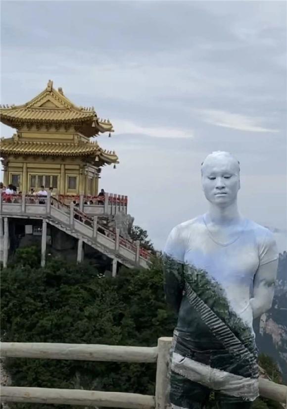 カメレオンもびっくり！これぞまさに「大自然に身を置く」