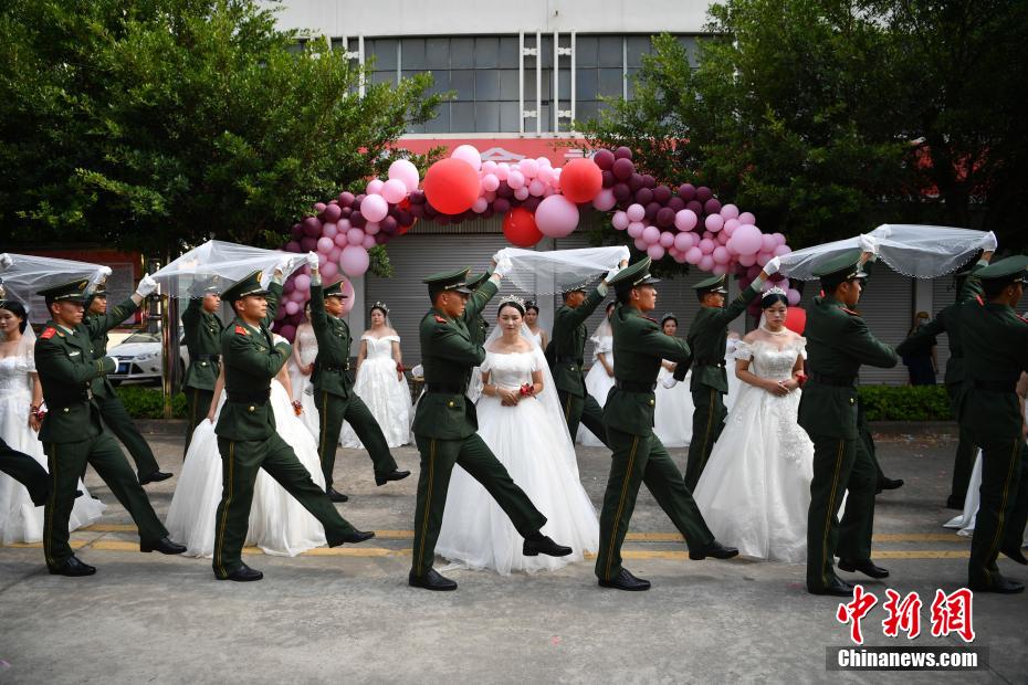 武裝警察兵営で「集団結(jié)婚式」　雲(yún)南省
