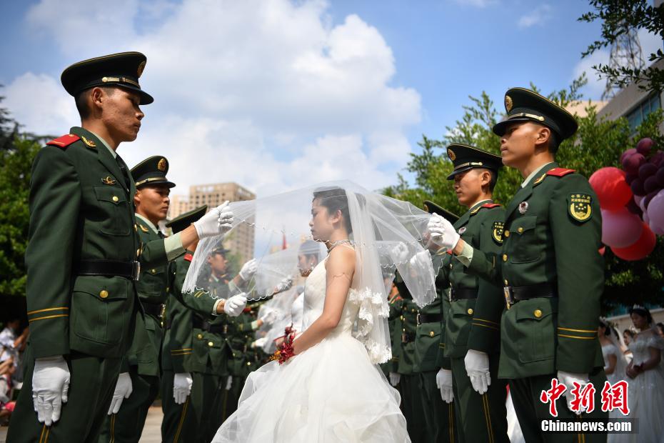 新婦にウエディングベールをかぶせる禮兵（撮影?劉冉陽）。