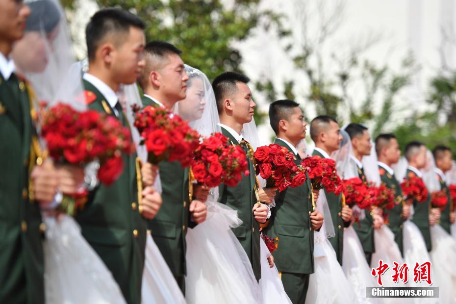 武裝警察兵営で「集団結(jié)婚式」　雲(yún)南省