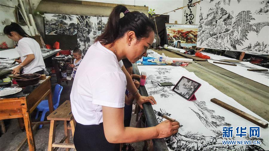 多彩な「農(nóng)民畫(huà)」で貧困脫卻　広西壯（チワン）族自治區(qū)