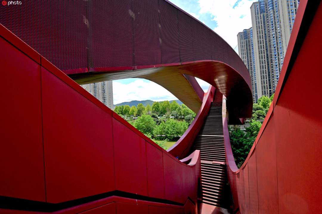 迷子にご注意！ 長(zhǎng)沙の「中國(guó)結(jié)」の歩道橋