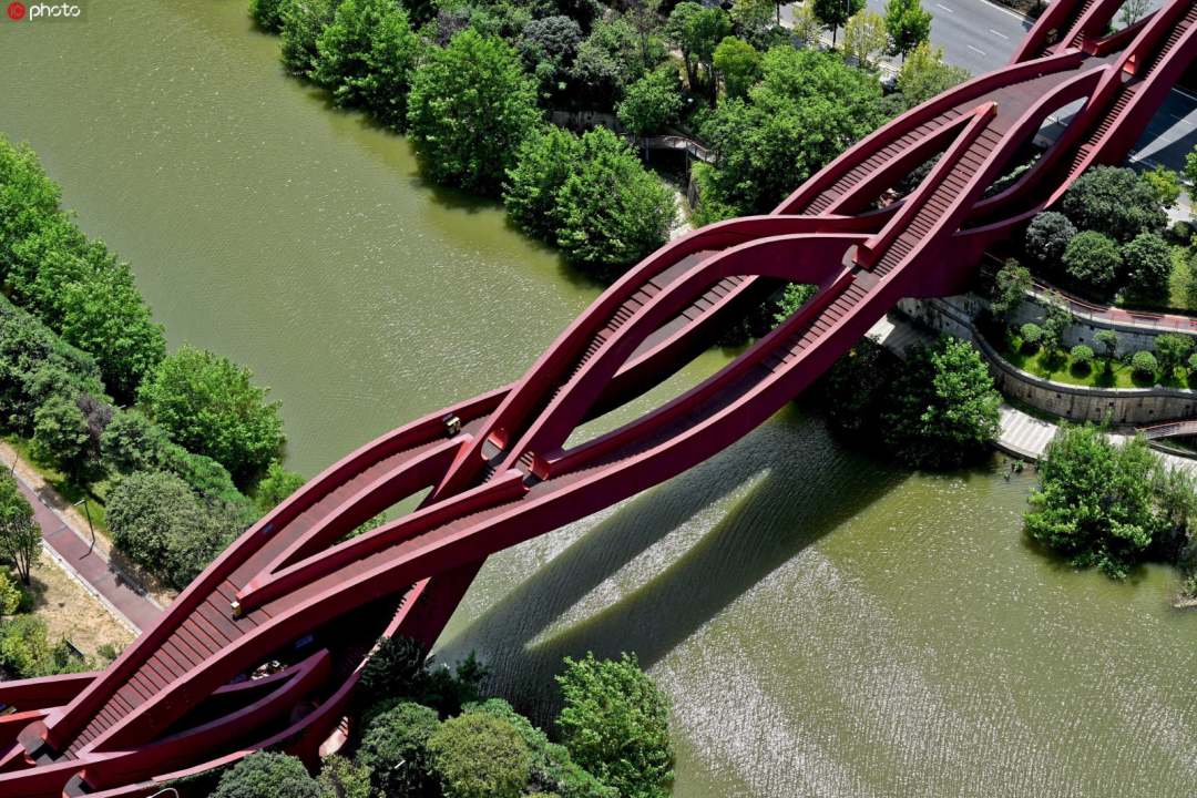 迷子にご注意！ 長(zhǎng)沙の「中國(guó)結(jié)」の歩道橋